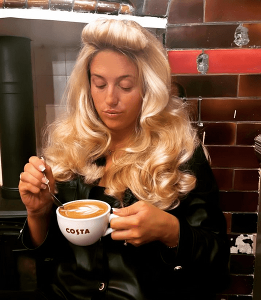 Пэрис Фьюри, чашка кофе