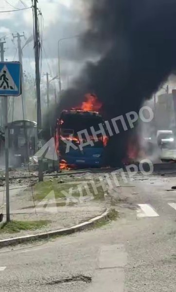 Атака ВС РФ по Днепру — дрон попал в автобус — фото Дроны ВС РФ атаковали автобус в Днепре 30 апреля