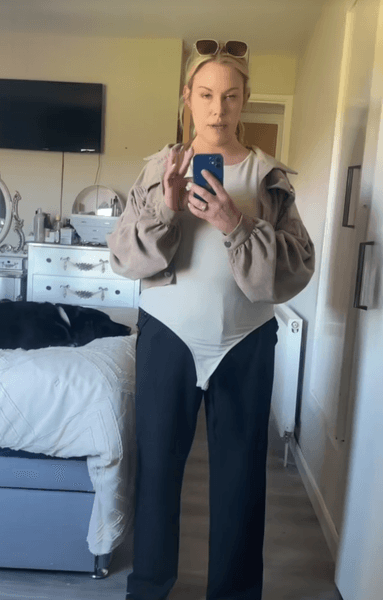 Женщина ошиблась с нарядом, боди, белый боди, не застегнула боди, необычный наряд, чуть не расплакалась, увидела себя в зеркало, модный приговор