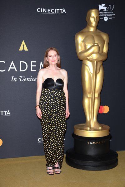 Джулиана Мур, статуя Оскара