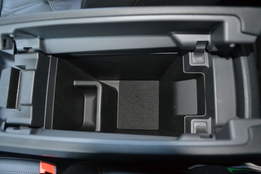 Подлокотник прячет глубокий бокс