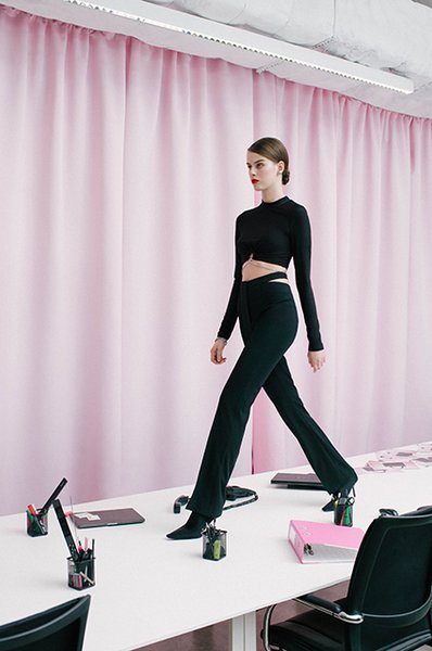 новогодний корпоратив, наряд на корпоратив, идея для наряда на корпоратив, синее платье, цвет 2022 года, брючный костюм