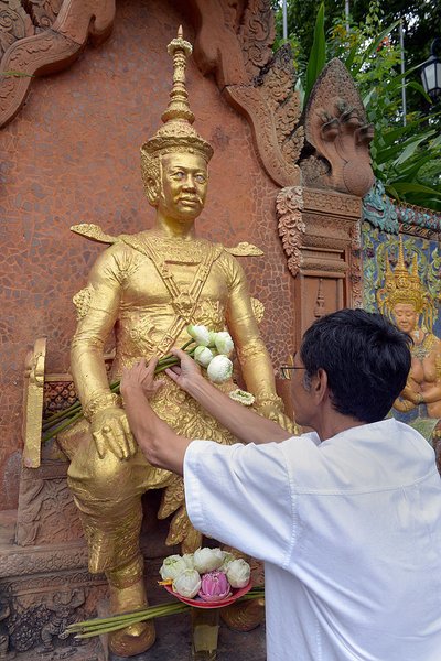 пам'ятник королю Сісовату, Ват Пном, король Камбоджі