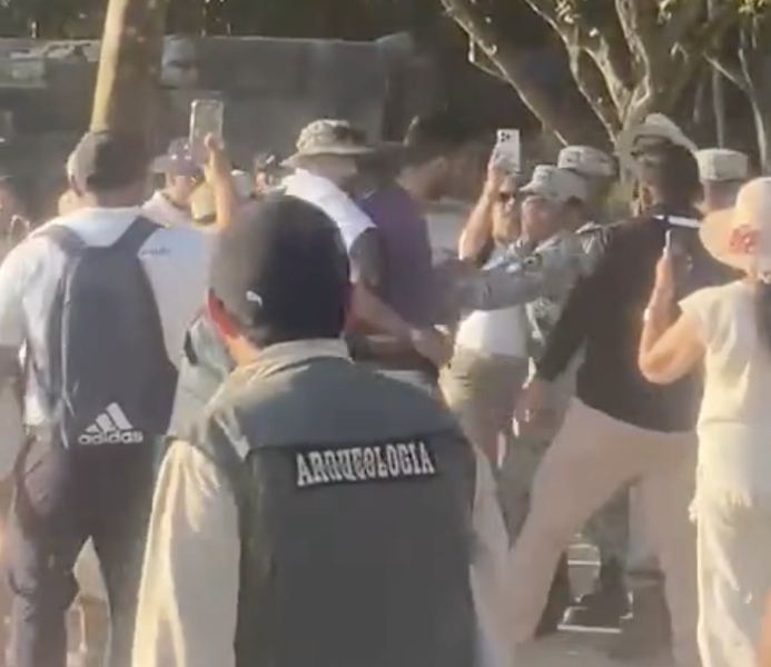 Турист изкачва пирамида в Мексико пирамида, Мексико, бит, турист, турист бит, турист избягал, бягство, нарушител, нарушение на правилата