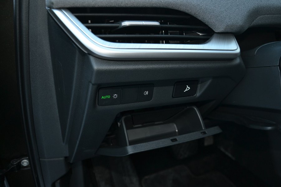 Ліворуч від керма є невеликий відсік