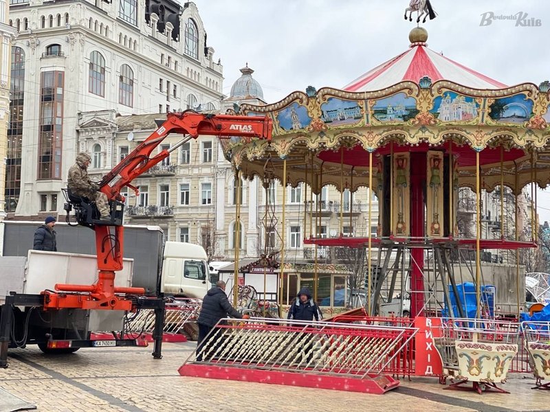 у Києві почали прибирати ялинку