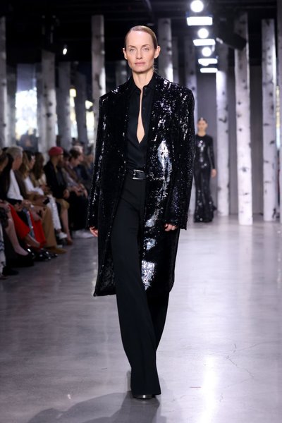 Эмбер Валетта на показе Michael Kors осень-зима 2023 фото