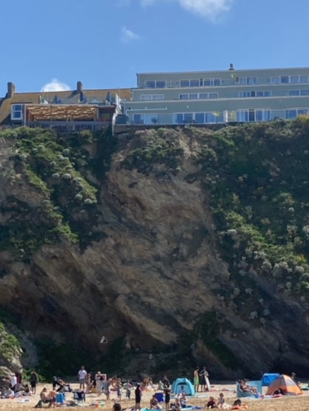 Курортный город падает в море, скала рухнула на пляж, обвал, оползень в курортном городке Ньюквей, Великобритания