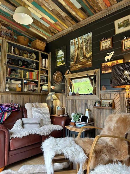 Дом в лесу, жилье, недвижимость в Австралии, пенсионерка построила хижину посреди природы, интересные истории