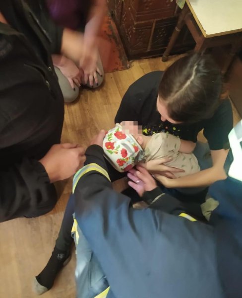 Дитина з кастрюлею на голові ДСНС, дитина, спасіння, надзвичайна ситуація