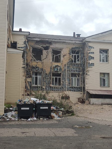 Лікарня Бахмут обстріл, багатопрофільна лікарня, артилерія, нд рф, руйнування, донецька область