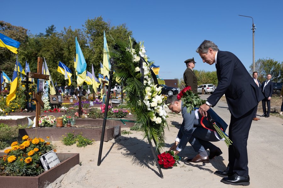 Визит Блинкена в Киев: посетил Берковецкое кладбище