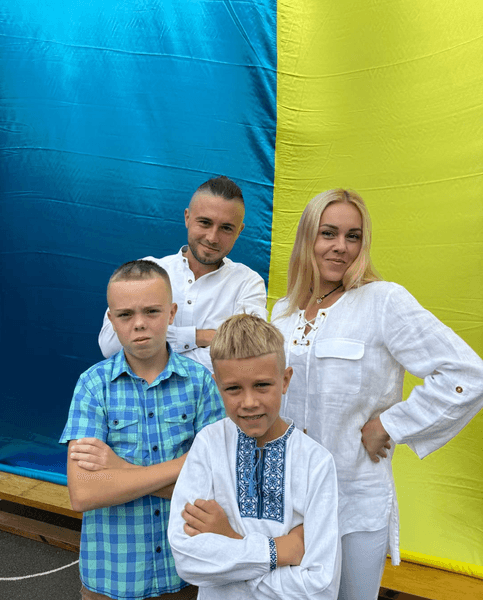 Тарас та Олена Тополі з дітьми