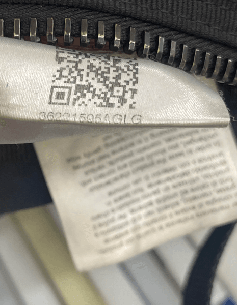 Бирка с QR-кодом внутри рюкзака Moncler, подтверждающая оригинальность изделия