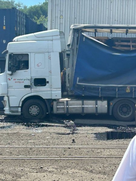 Пошкоджена вантажівка Пошкоджена вантажівка після удару по Одесі