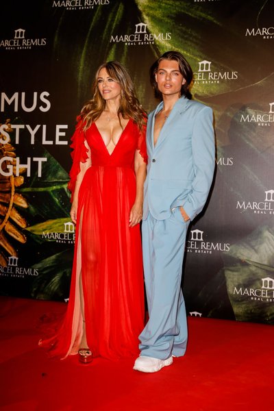 Елізабет Герлі із сином