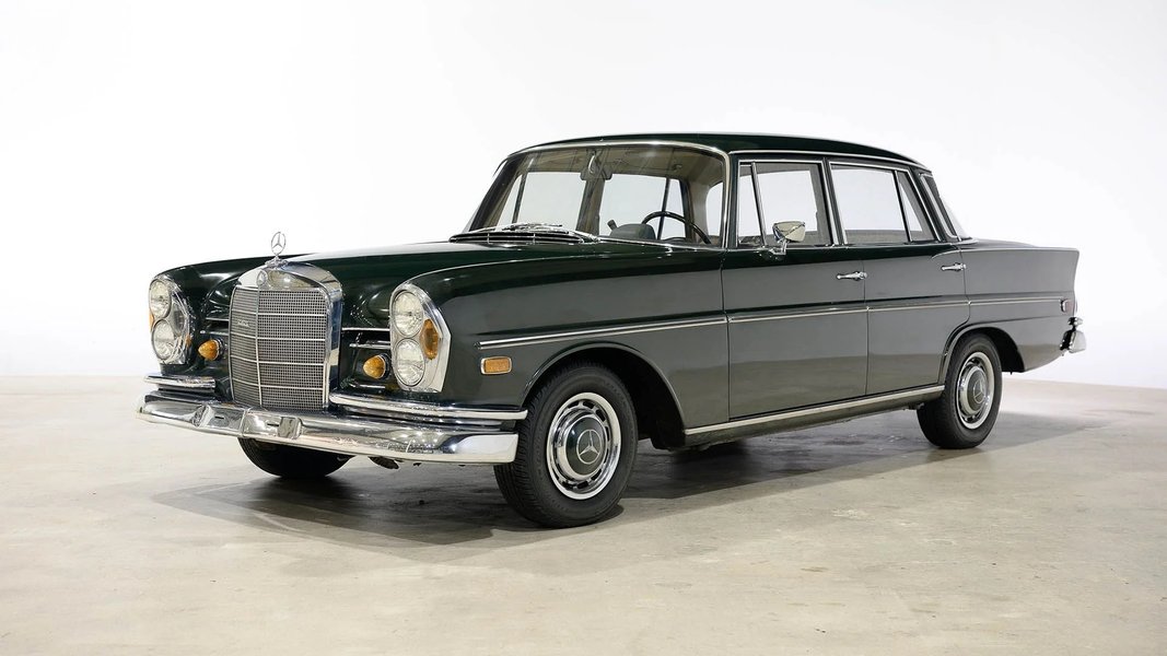 Самым старым является Mercedes 230 S Finntail 1968 года выпуска
