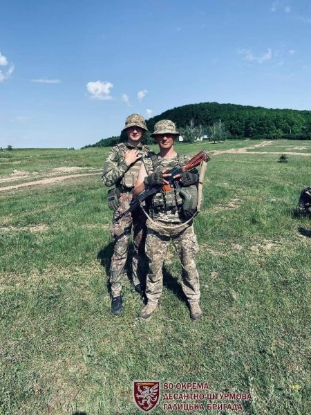 десантники "Псих" з побратимом