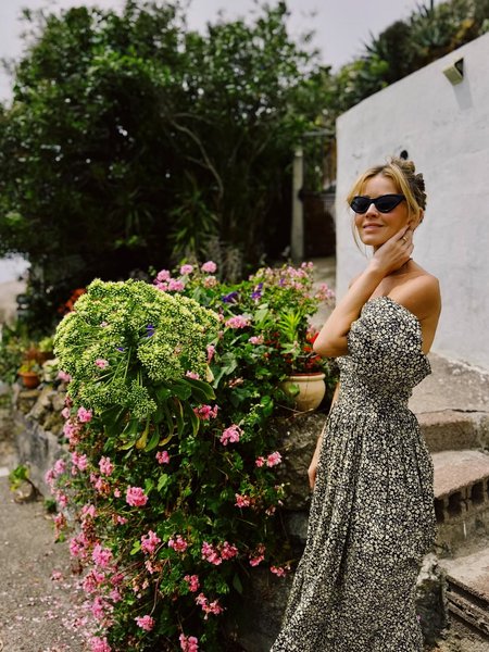 Екатерина Кузнецова возле куста с цветами