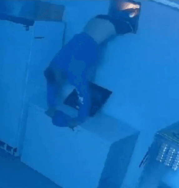 Неудачное ограбление, вытяжная шахта, вытяжная труба, вор, грабитель упал лицом вниз, ударился лицом об пол, украл деньги,