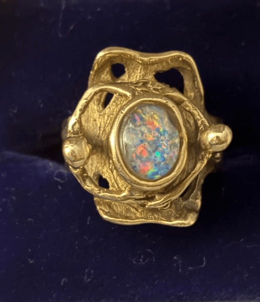 Крупный план золотого кольца с радужным опалом, купленного за $4,71