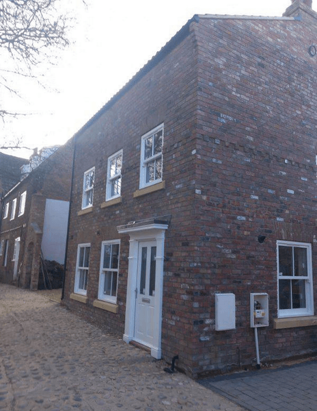 Зменшення будинку, будинок, будівля, підняти дах будинку, занадто високий будинок, шкода навколишньому середовищу, міськрада, гроші, забудовник, план будівництва