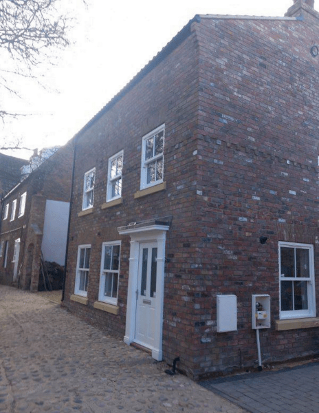 Човек трябва да намали височината на къщата си с 13 мм Намаляване на къща, къща, сграда, повдигане на покрива на къща, твърде висока къща, екологични щети, градски съвет, пари, предприемач, строителен план