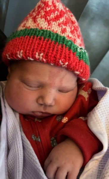 Жінка після пологів, жінка народила дівчинку напередодні Різдва, Різдво, день народження на Різдво, різдвяна вечеря, молода мама