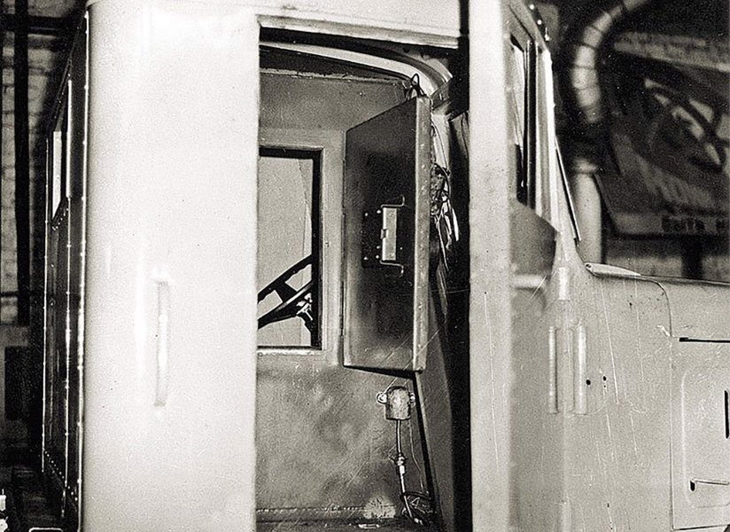 Первый вариант скрытой установки защитной капсулы внутри стандартной кабины