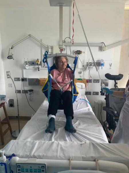 Керолайн відновлюється у відділенні спінальної хірургії в Солсбері Керолайн відновлюється у відділенні спінальної хірургії в Солсбері