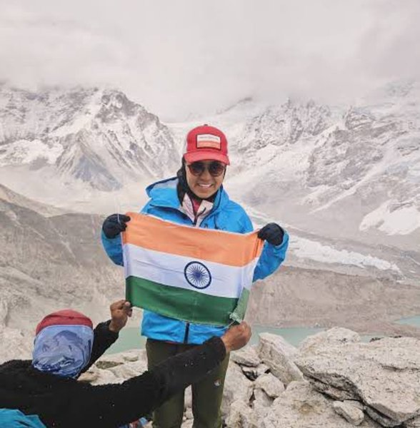 Індійська альпіністка на вершині Евересту з національним прапором