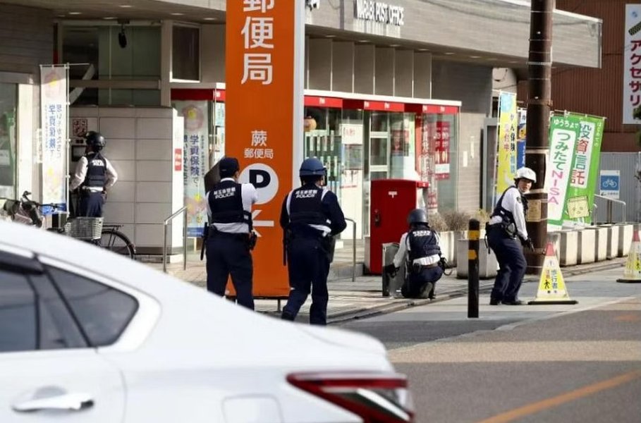 Стрельба в Японии: полиция осматривает местность