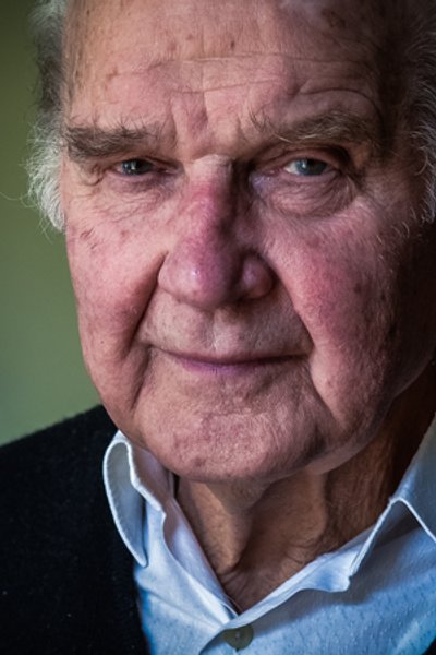 

Игорь Юхновский: "Россия всегда была замкнутой империй с несправедливым распределением богатства среди населения. Для нее войны — способ консолидации и мобилизации народа"
