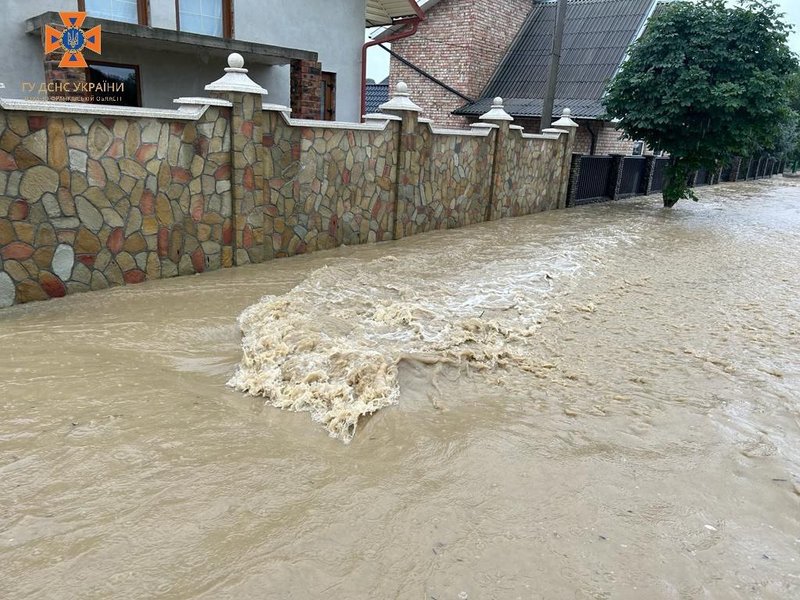 В Прикарпатье потоп из-за сильной непогоды