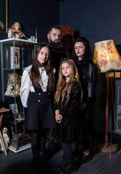 Джей-Пи Кеннеди и Кимми Джеффри живут в доме с привидениями, семью называют семейкой Аддамсов в реальной жизни