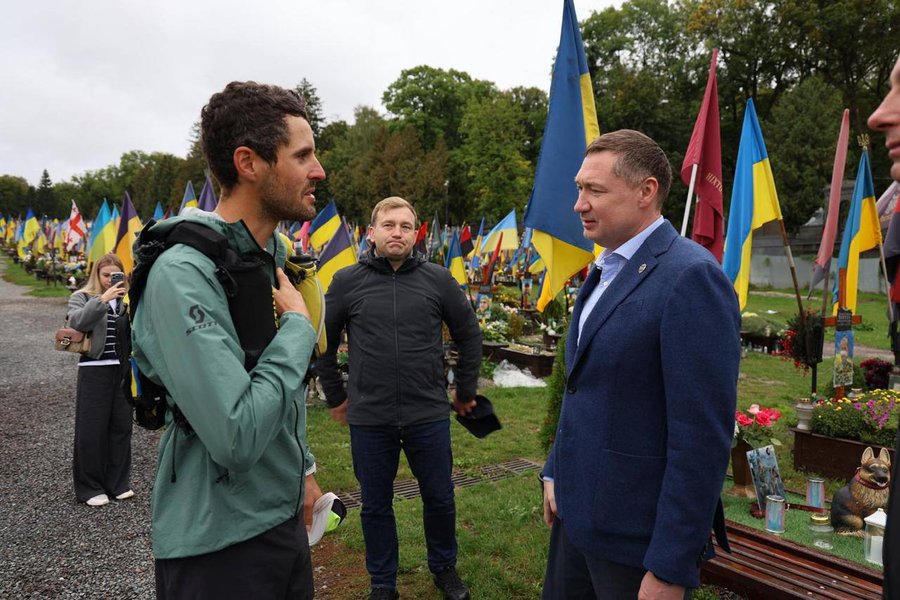 Фредерік Сплендоре біля Поля почесних поховань у Львові після фінішу благодійного забігу