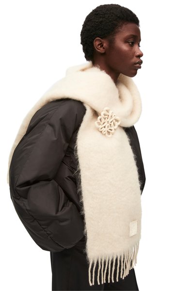 модный шарф, модные тренды, шарф с логотипом, тренды 2022, тренды осень 2022