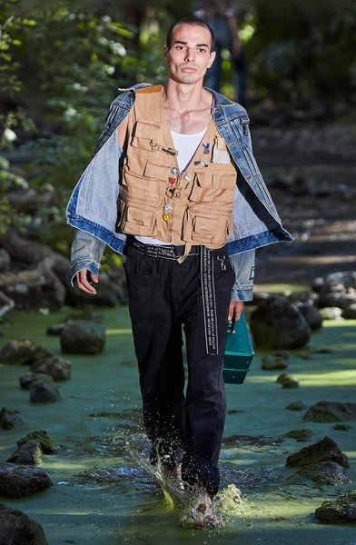 Модель на подиуме в жилете