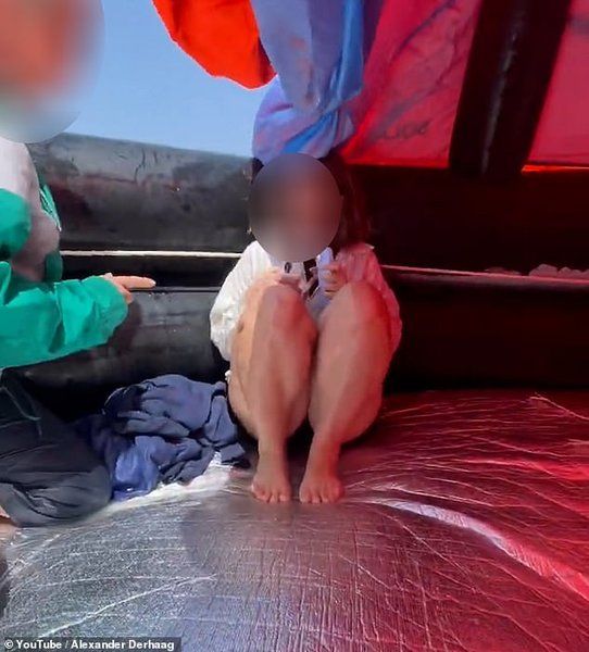 Туристи, що врятувалися з яхти