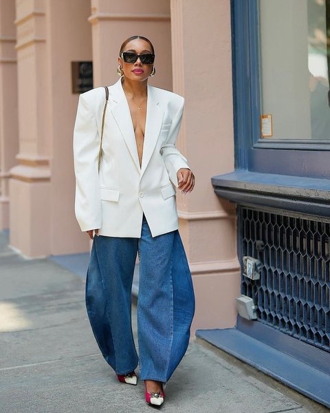 джинсы-подкова, модные джинсы, лето 2025