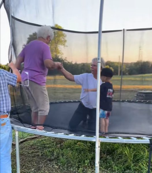 Пара впервые попрыгала на батуте