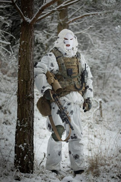 боєць у зимовому лісі, боєць у маскувальному костюмі,