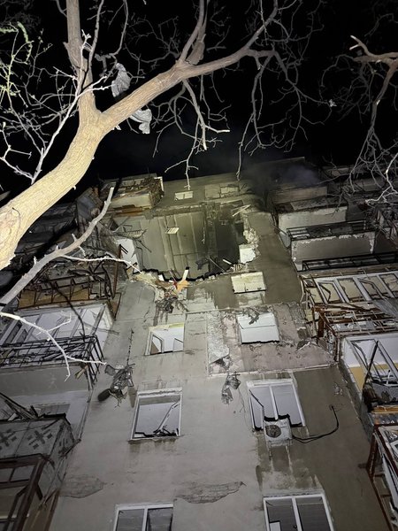 Діра у дев'ятиповерхівці після нічної атаки по Одесі