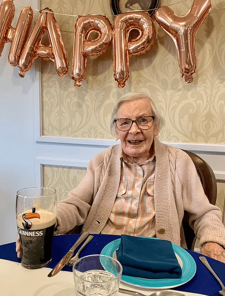 Пожилая женщина, старая женщина, бабушка, 105-летняя женщина, секрет долголетия, день рождения, как дожить до 100 лет