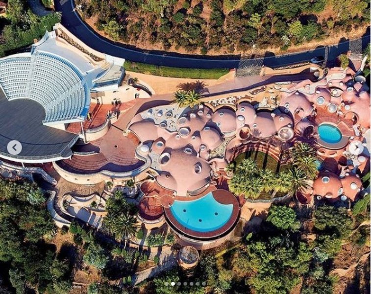 Bubble Palace, Пьер Карден, продажа