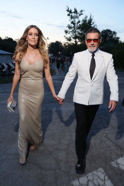 Антонио Бандерас, подруга Николь, деревья, дорога