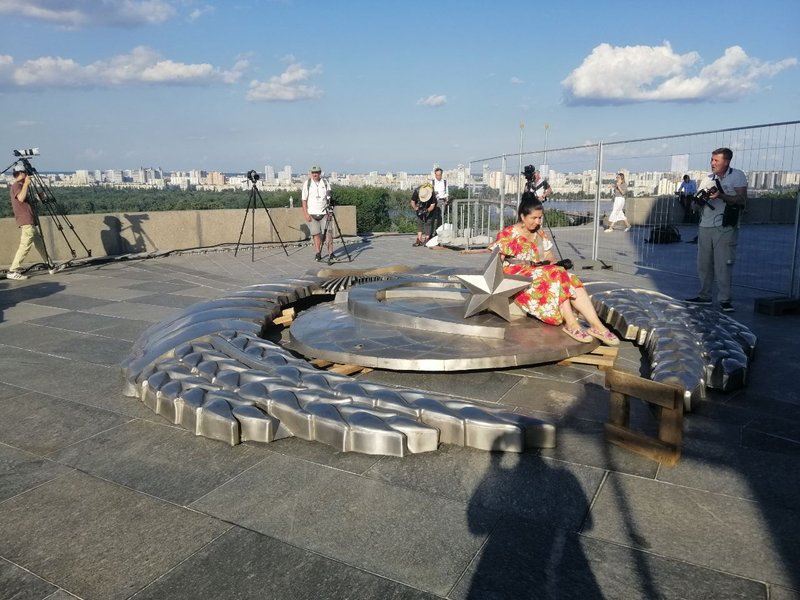 Демонтаж герба СРСР на щиті Батьківщини-матері в Києві