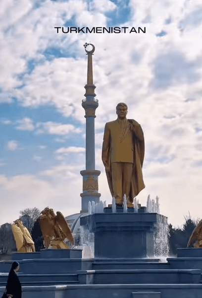 Золотая статуя и фонтаны на площади Ашхабада, столицы Туркменистана