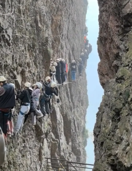 Туристы застряли в горах, канатная дорога, гора Яндан в Китае, путешествия, путешествия, туризм, курьезы, приколы