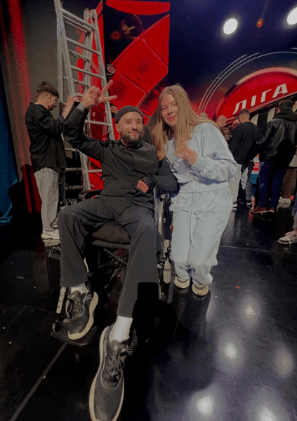 Розовый с фанаткой "Лиги Смеха"